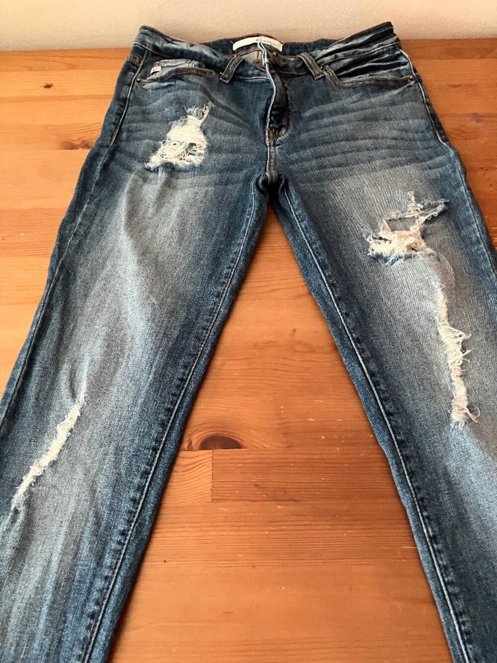 Kancan Los Angeles medium blue stretch denim wash/distressed details Sz W9 28